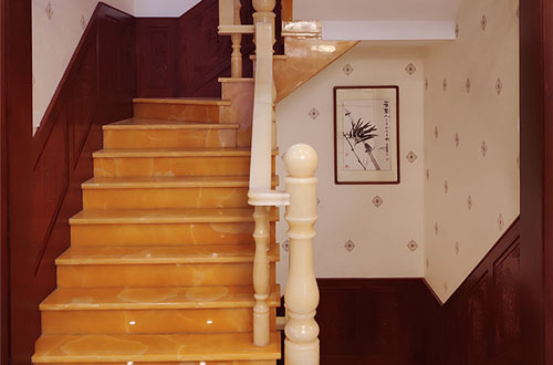 齐齐哈尔中式别墅室内汉白玉石楼梯的定制安装装饰效果